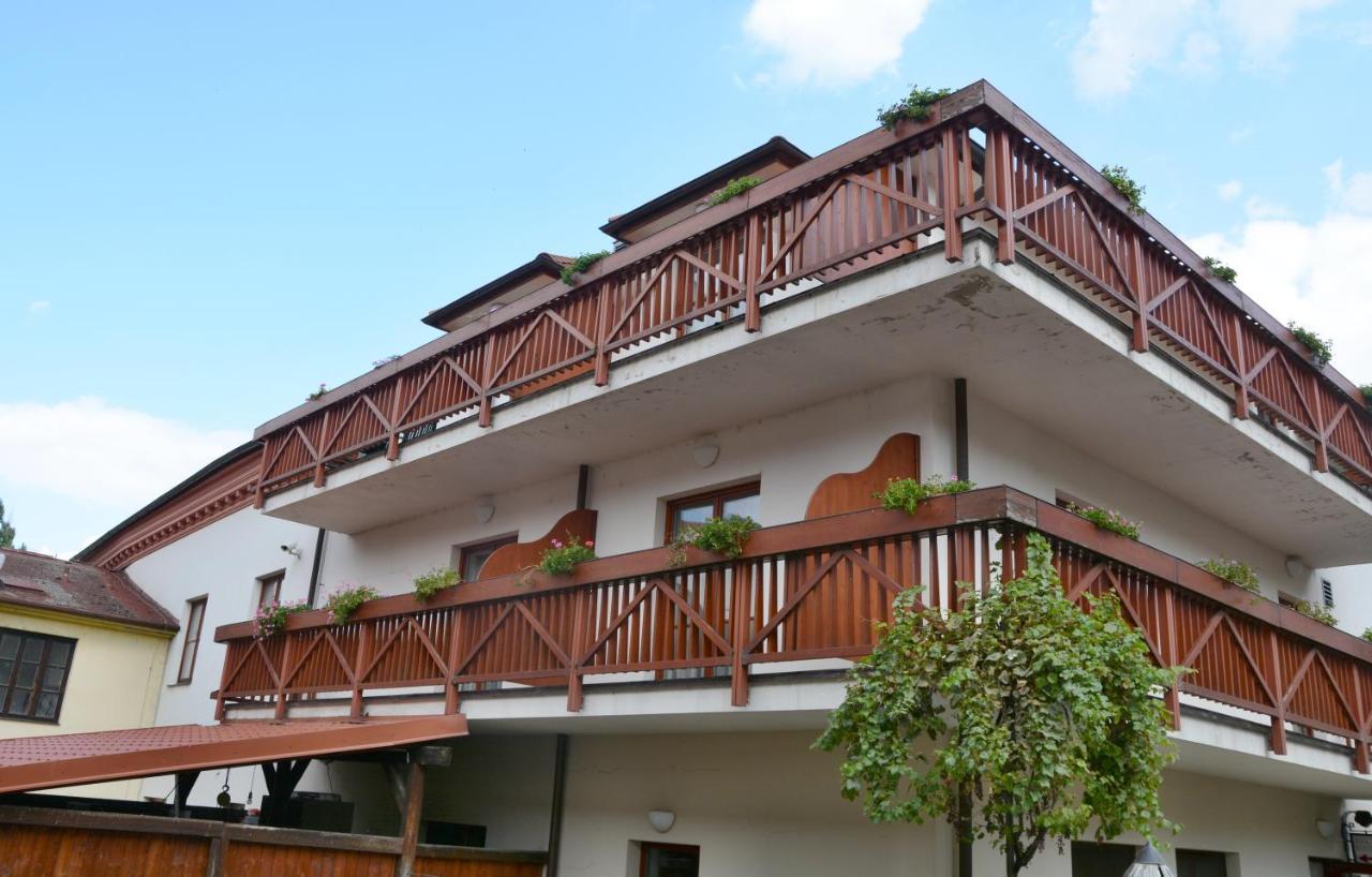 Kounicky Dvur Hotel Dolni Kounice Bagian luar foto