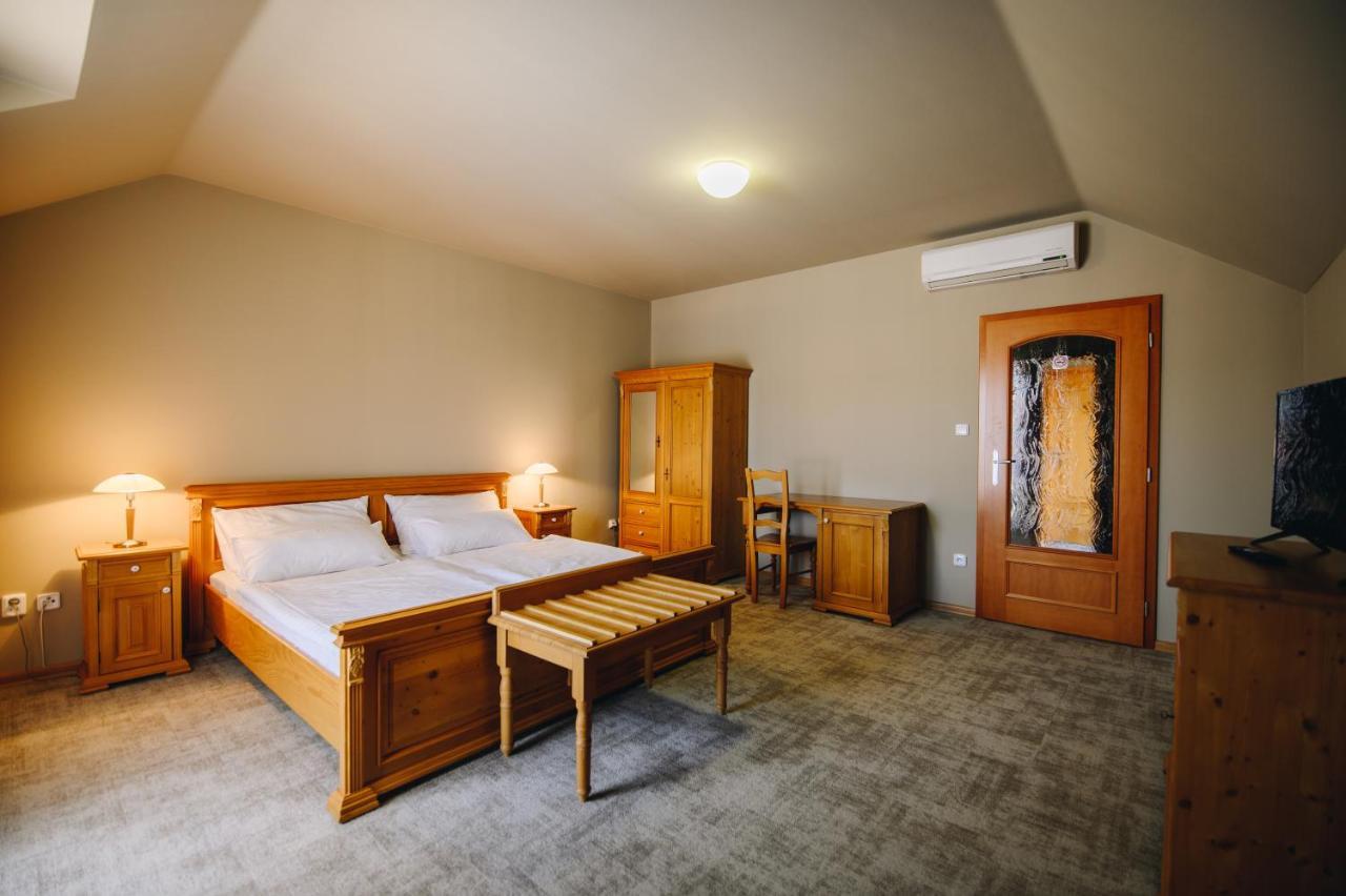 Kounicky Dvur Hotel Dolni Kounice Bagian luar foto