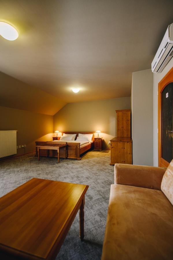 Kounicky Dvur Hotel Dolni Kounice Bagian luar foto
