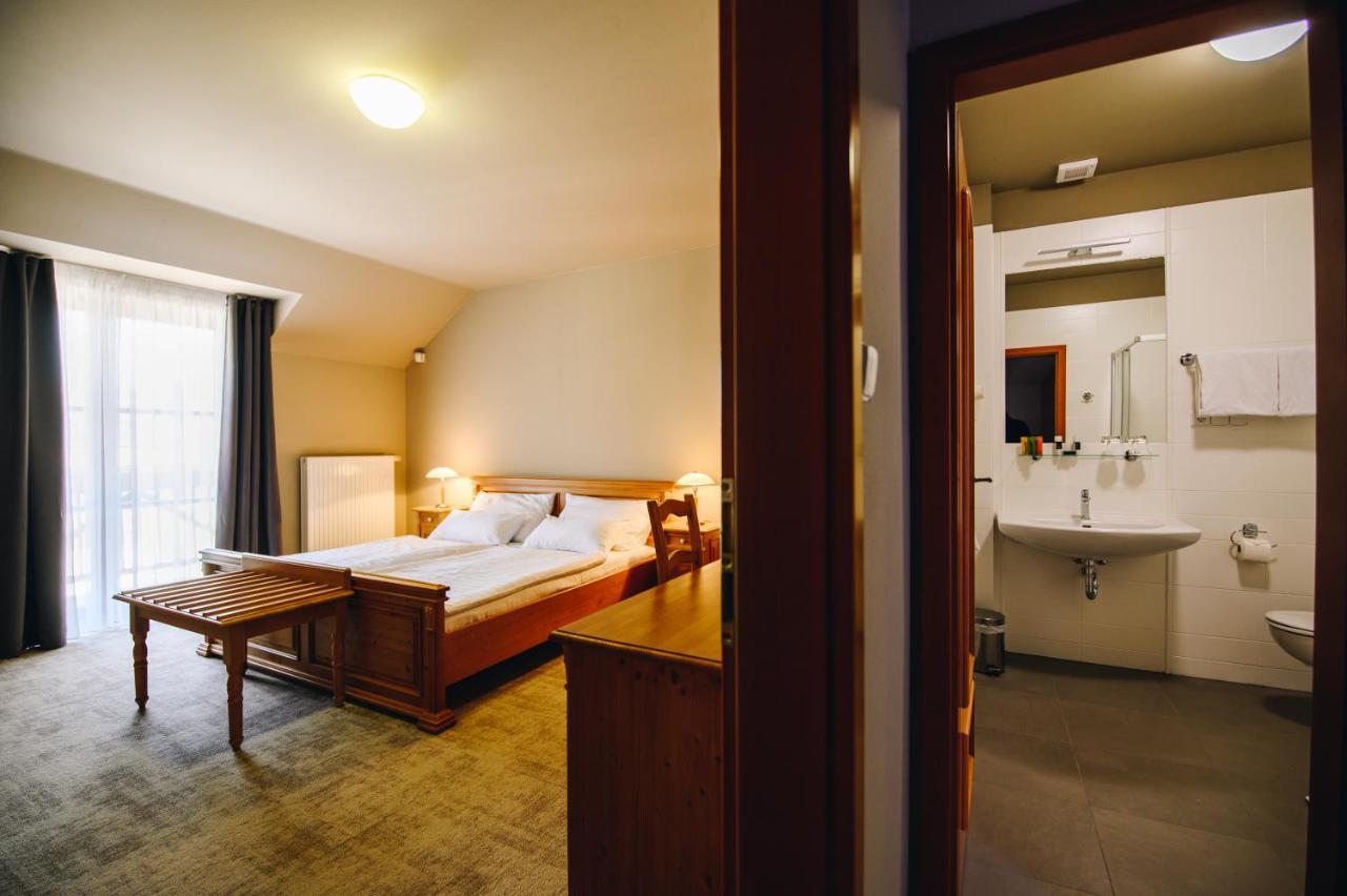 Kounicky Dvur Hotel Dolni Kounice Bagian luar foto