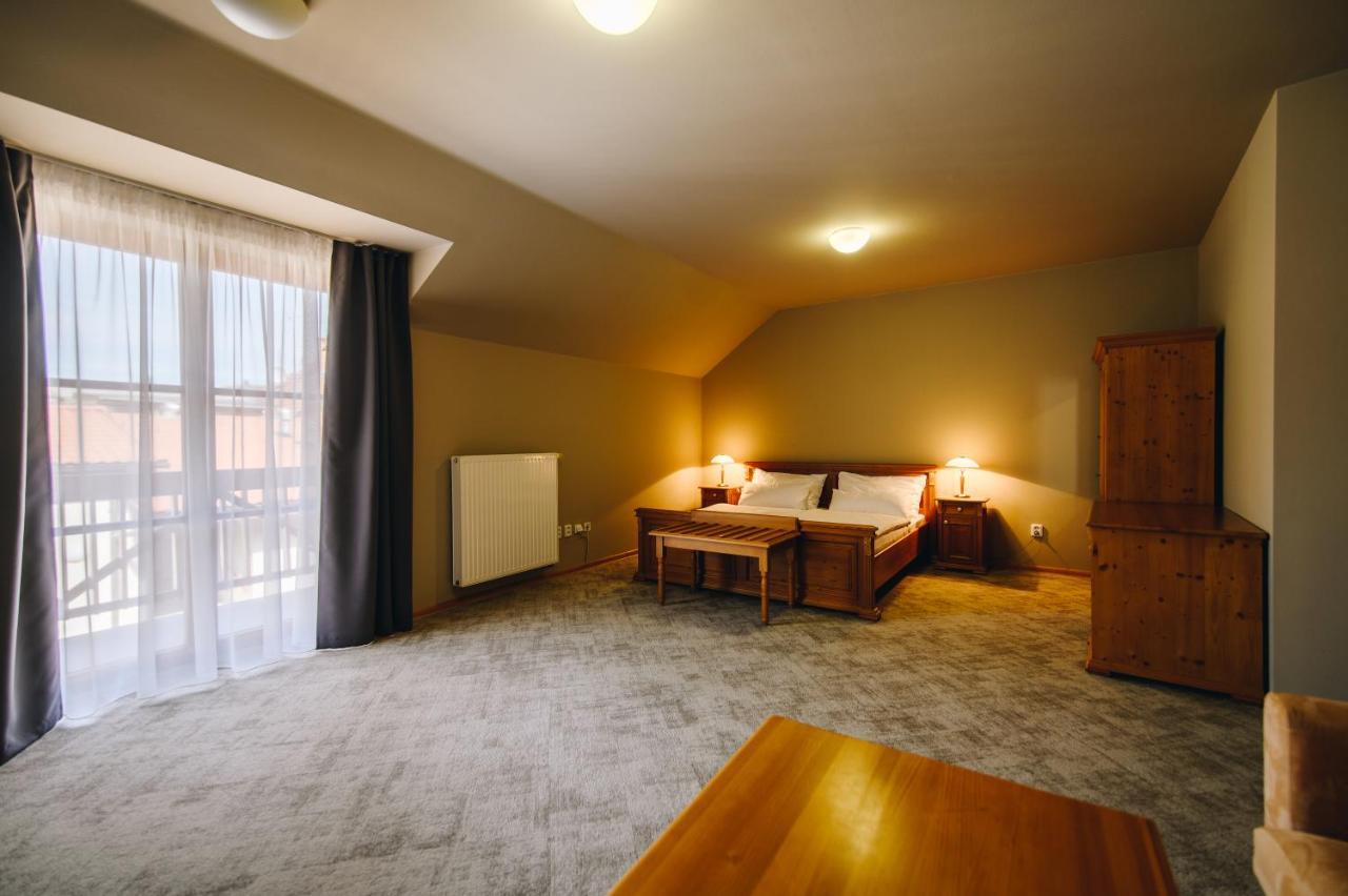 Kounicky Dvur Hotel Dolni Kounice Bagian luar foto