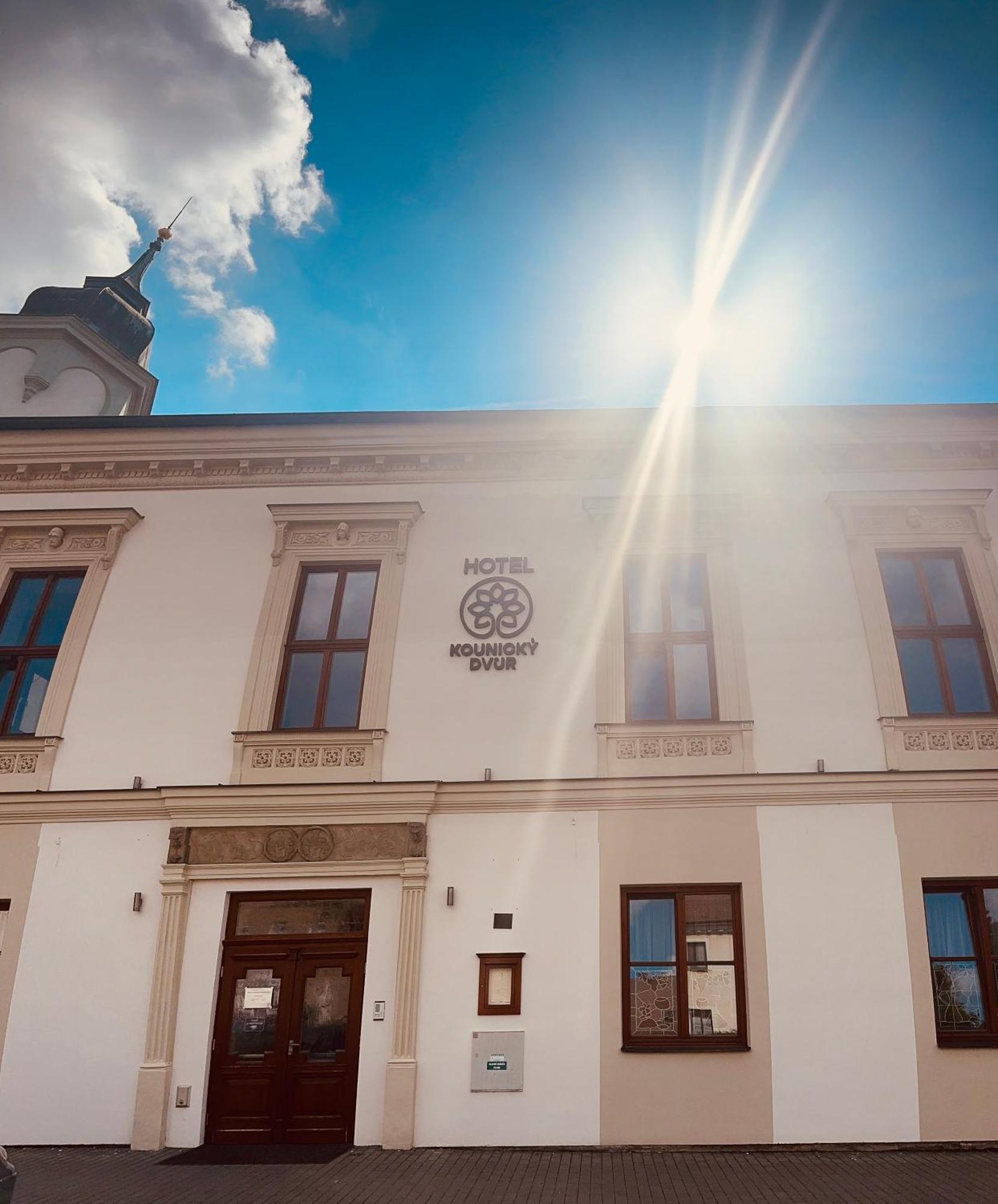 Kounicky Dvur Hotel Dolni Kounice Bagian luar foto